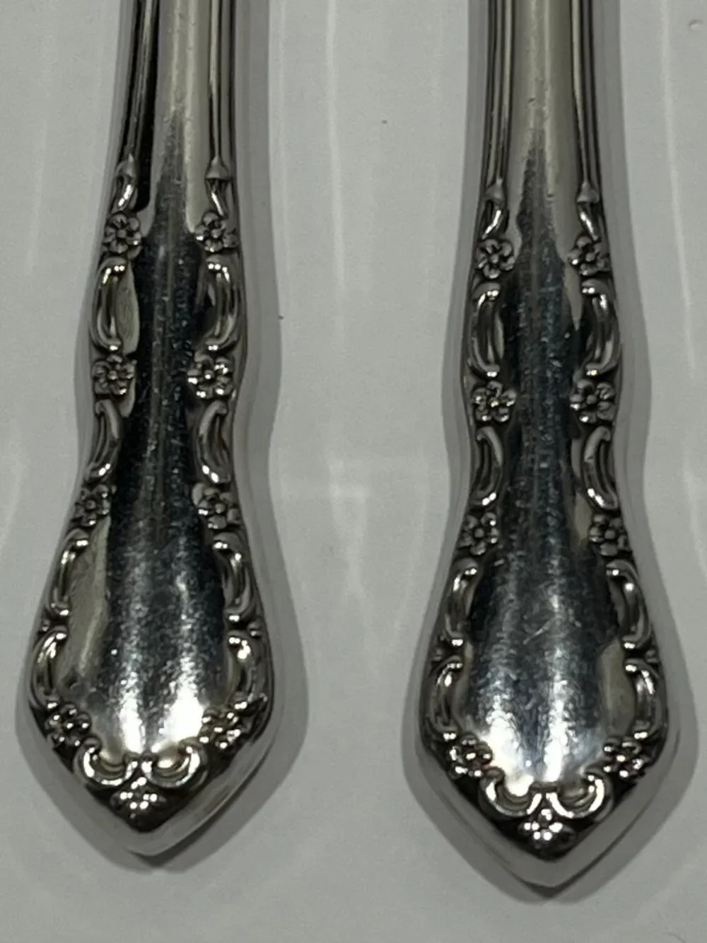 Set of 4 Oneida/Deluxe Distinction Stainless Steel MANSION HALL Dinner Knives
